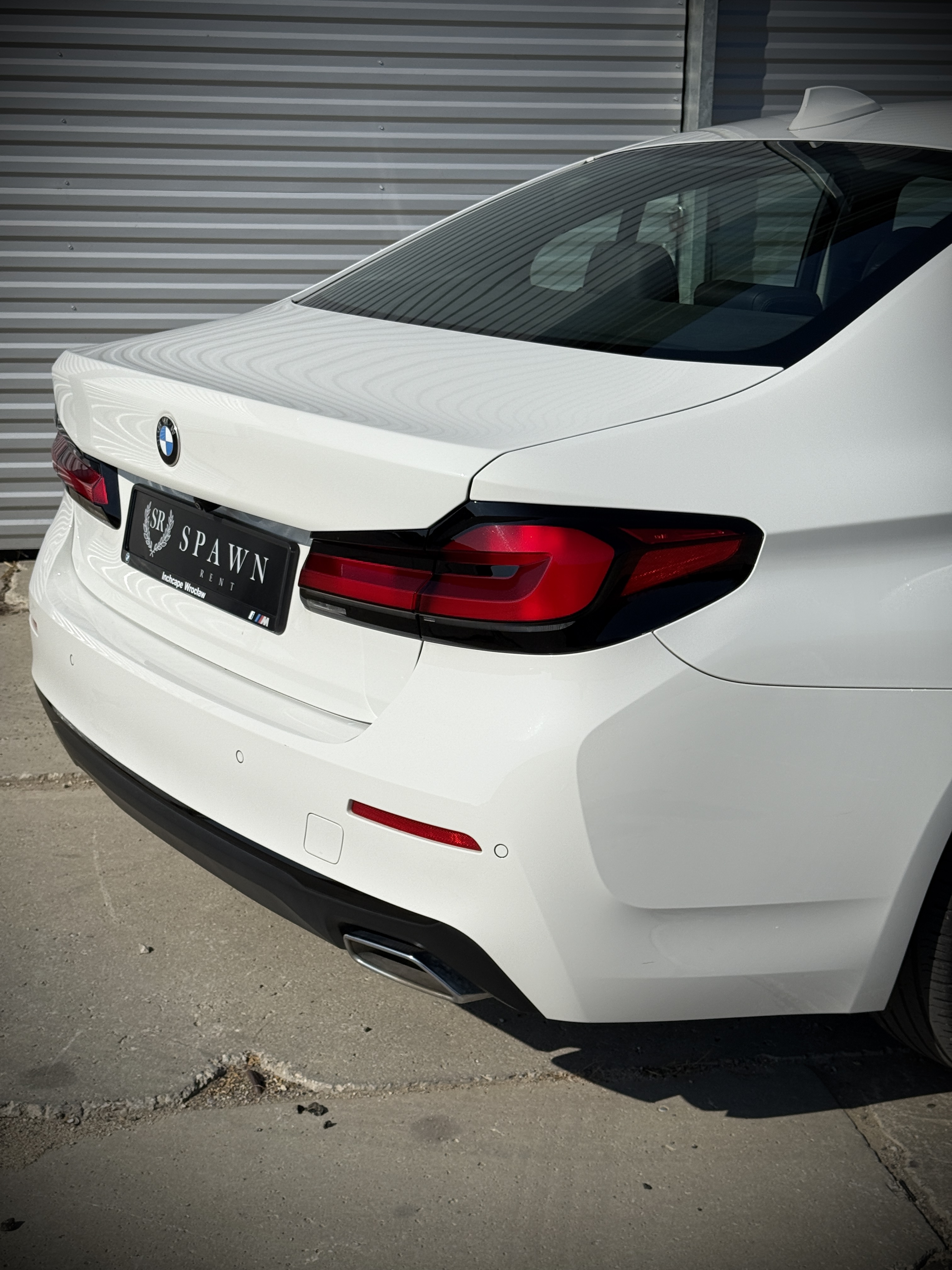 BMW 520i 2020 – Klasa biznes w bieli — zdjęcie opisu