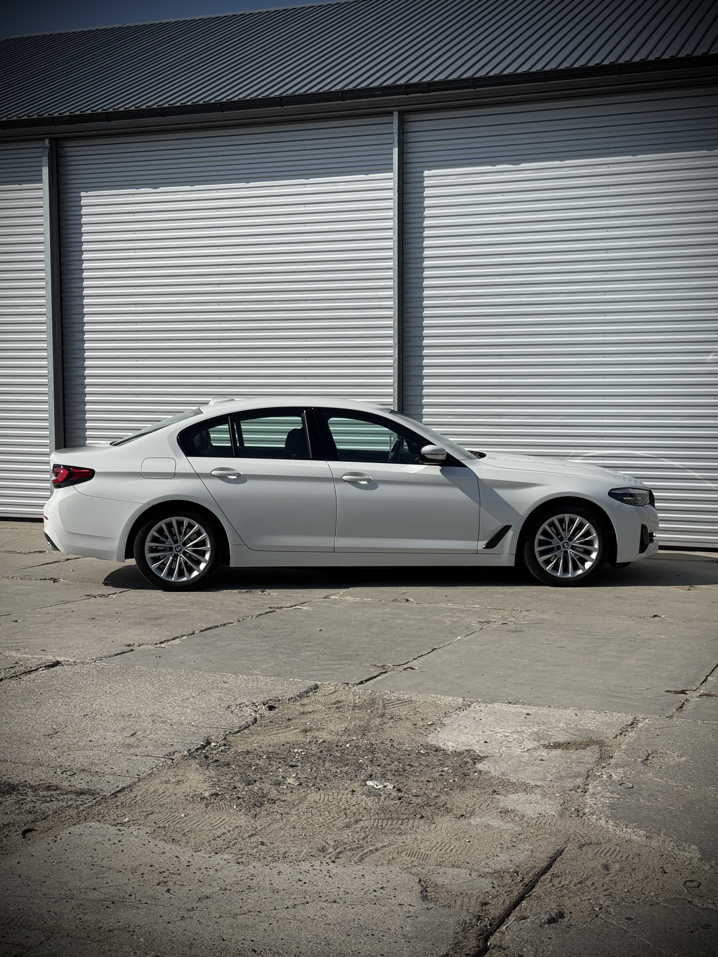 BMW 520i 2020 – Klasa biznes w bieli — kluczowe cechy