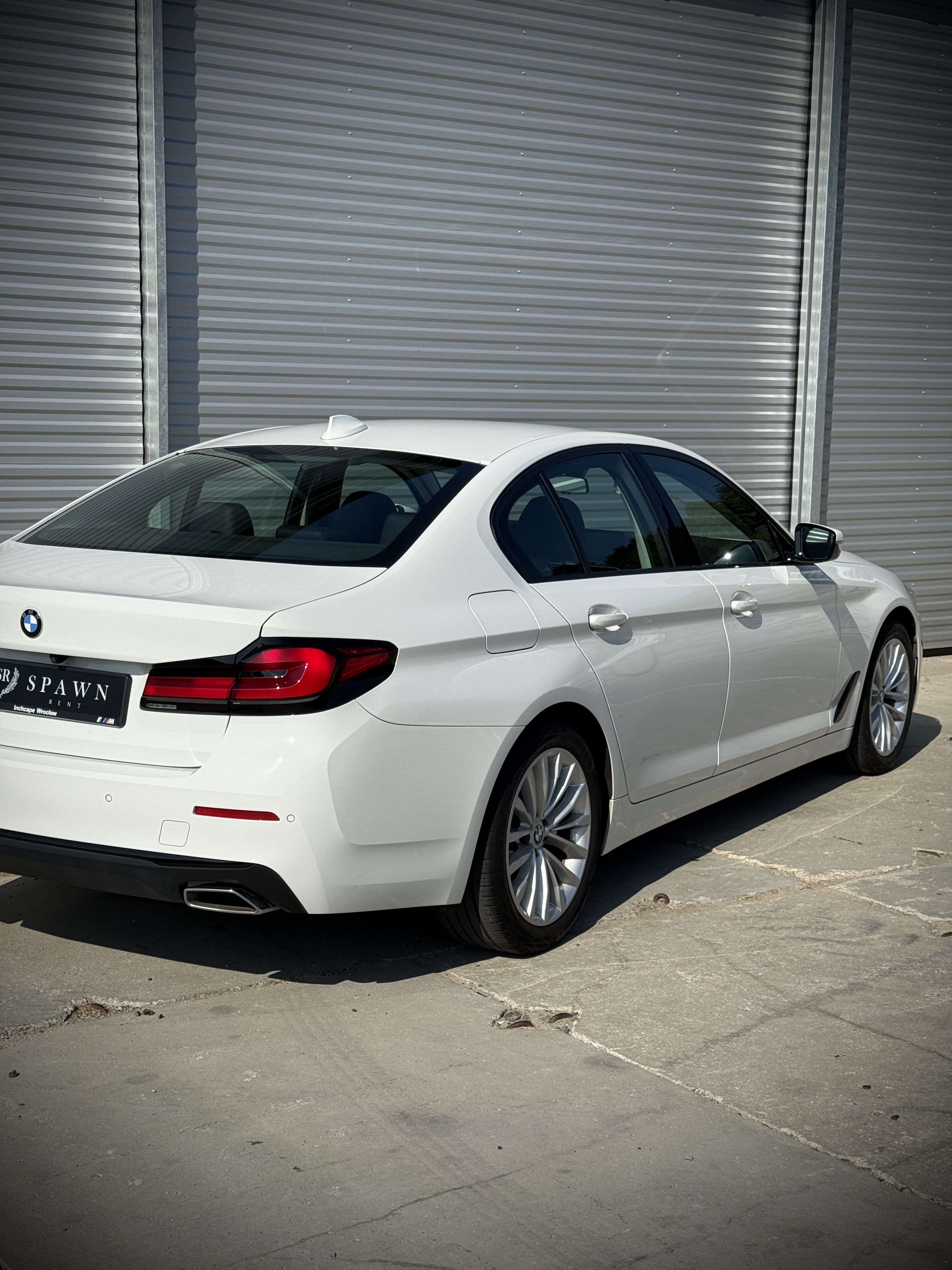 BMW 520i 2020 – Klasa biznes w bieli