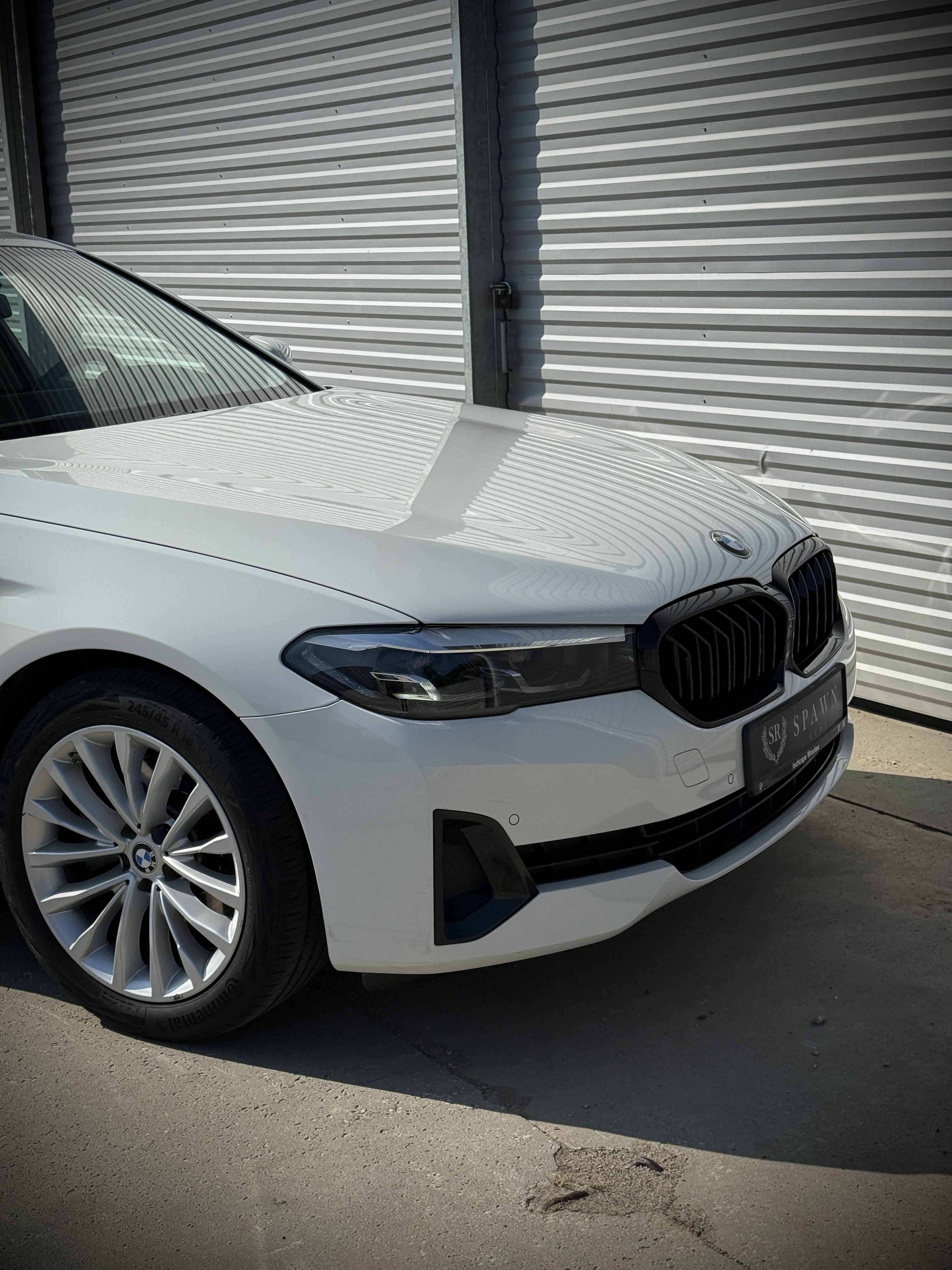 BMW 520i 2020 – Klasa biznes w bieli