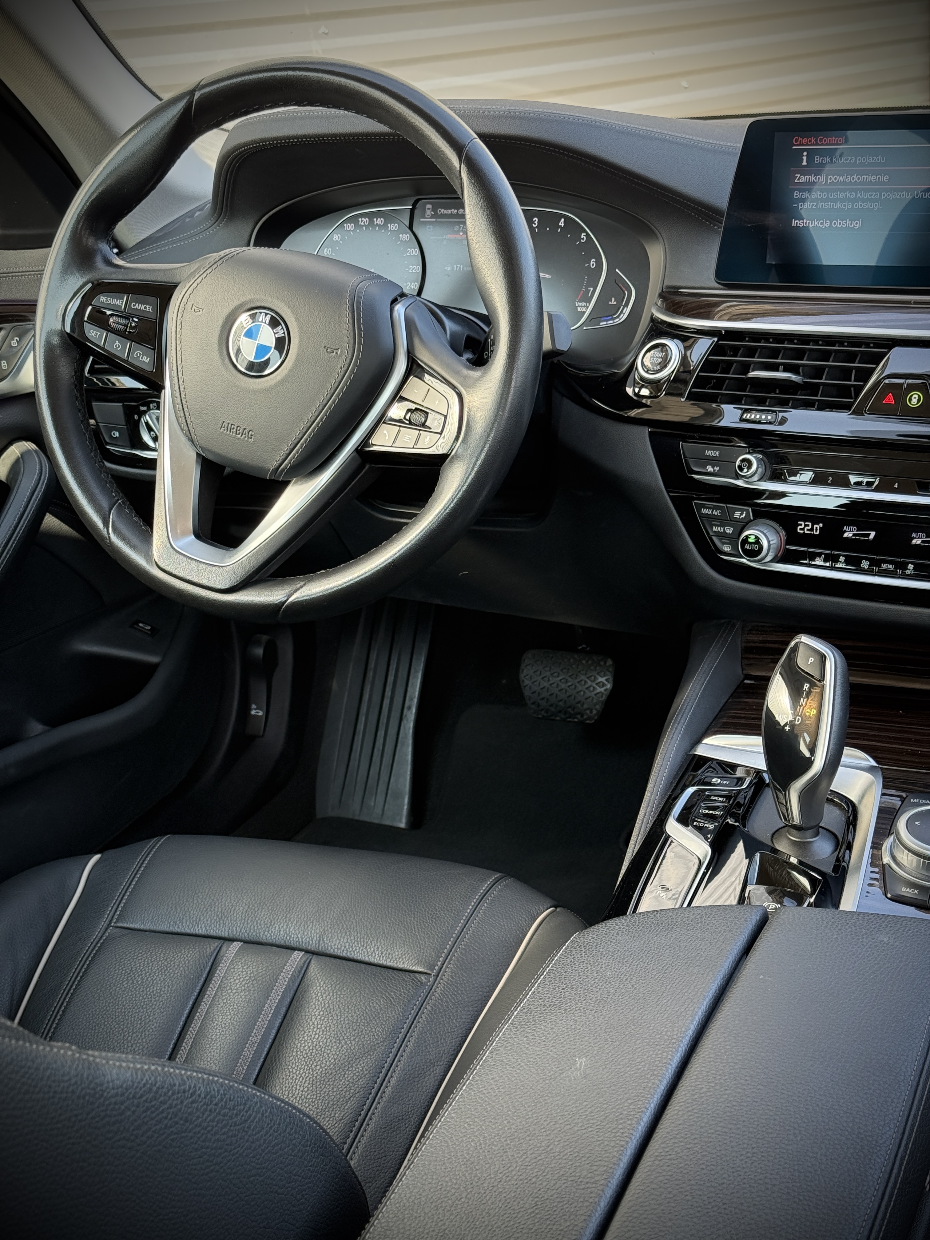 BMW 520i 2020 – Klasa biznes w bieli