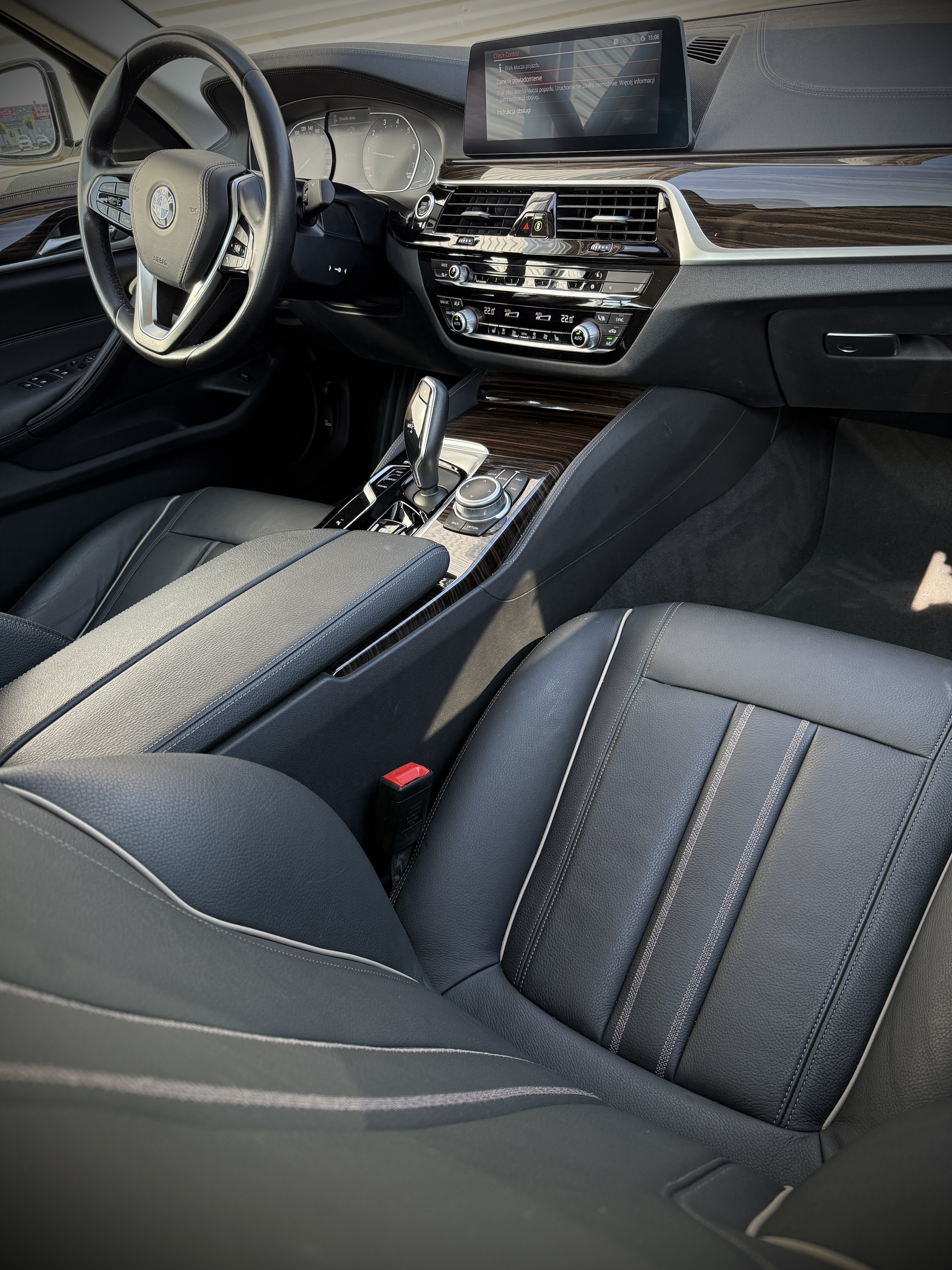 BMW 520i 2020 – Klasa biznes w bieli