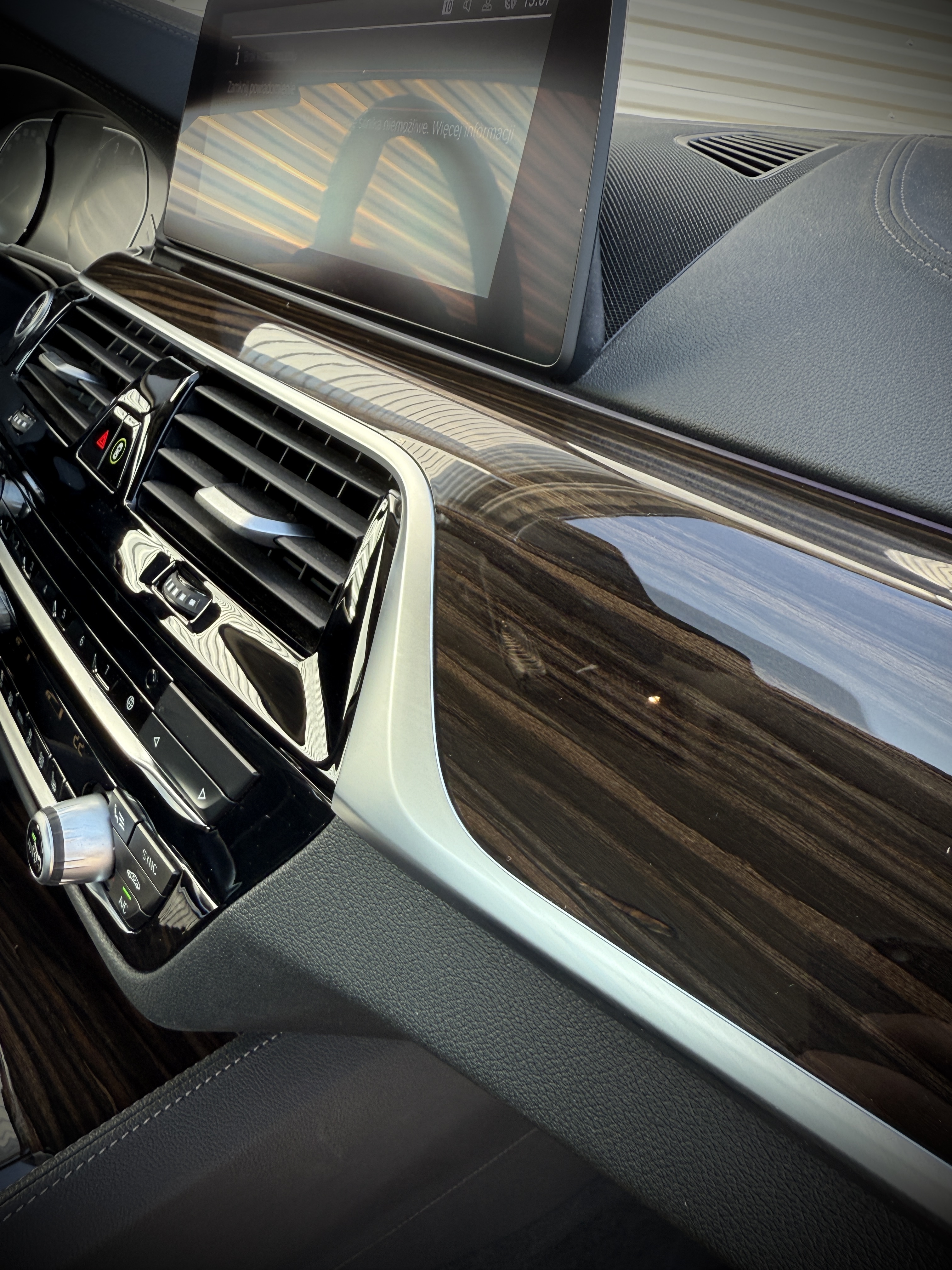 BMW 520i 2020 – Klasa biznes w bieli