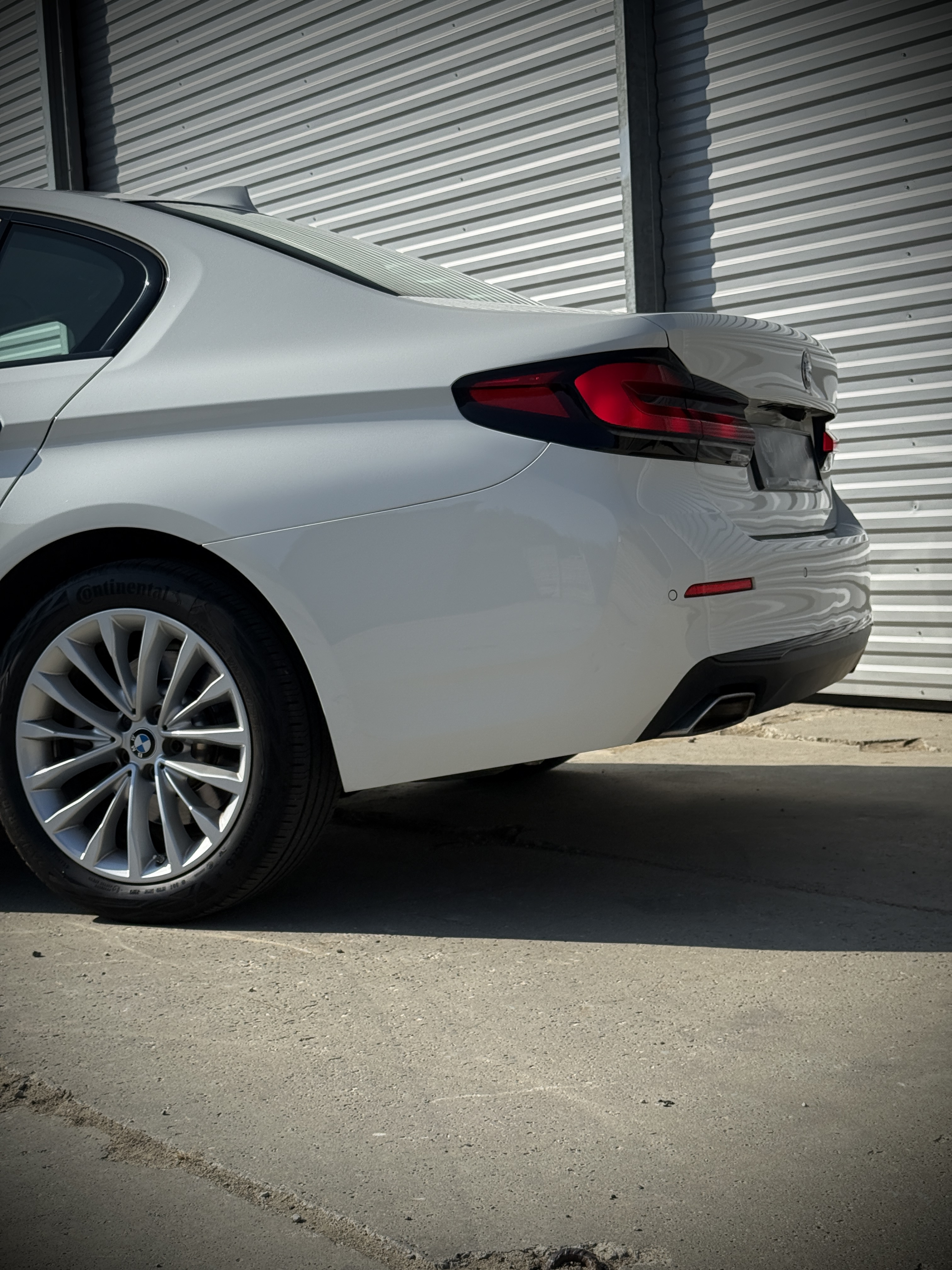 BMW 520i 2020 – Klasa biznes w bieli