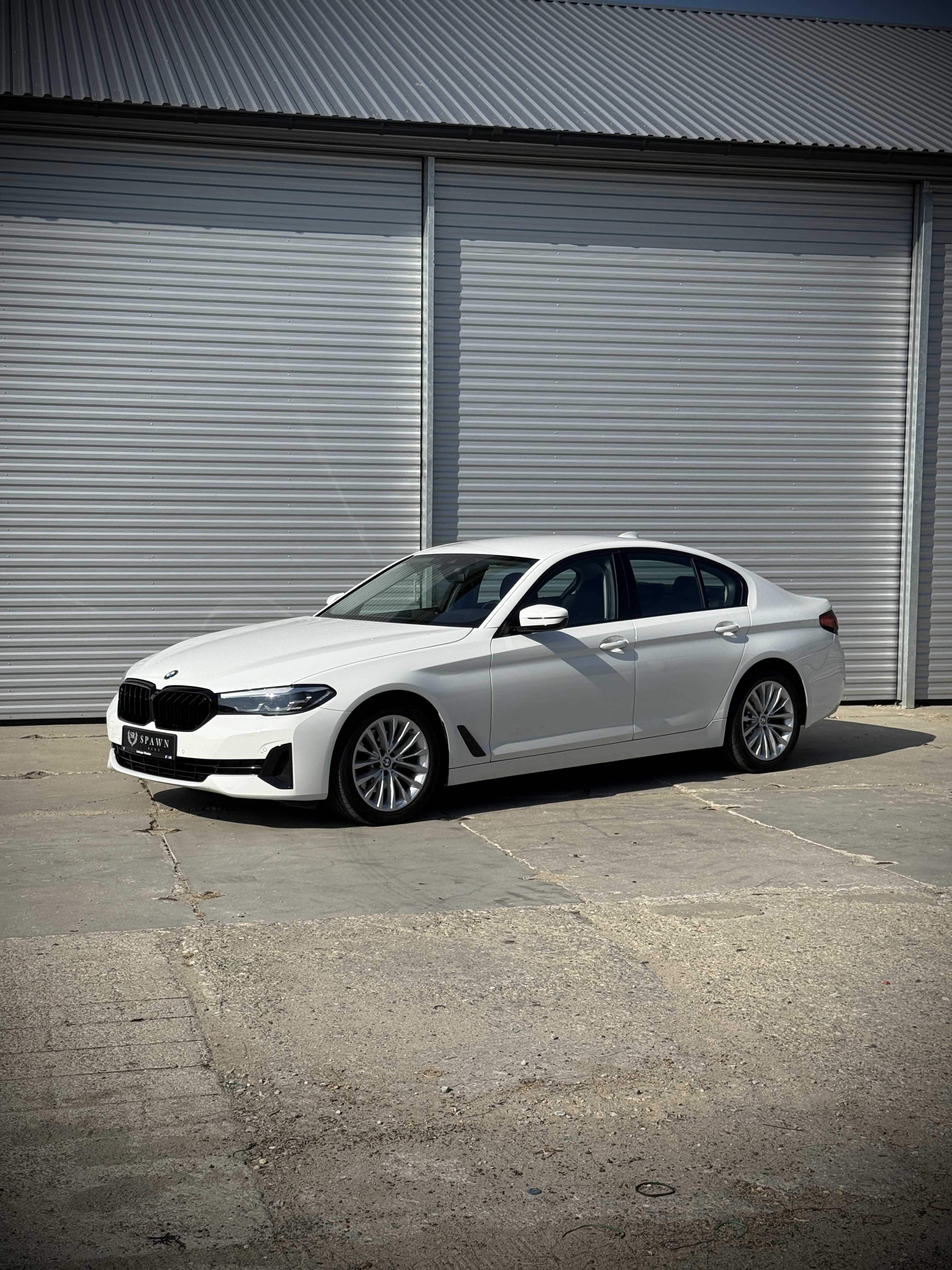 BMW 520i 2020 – Klasa biznes w bieli
