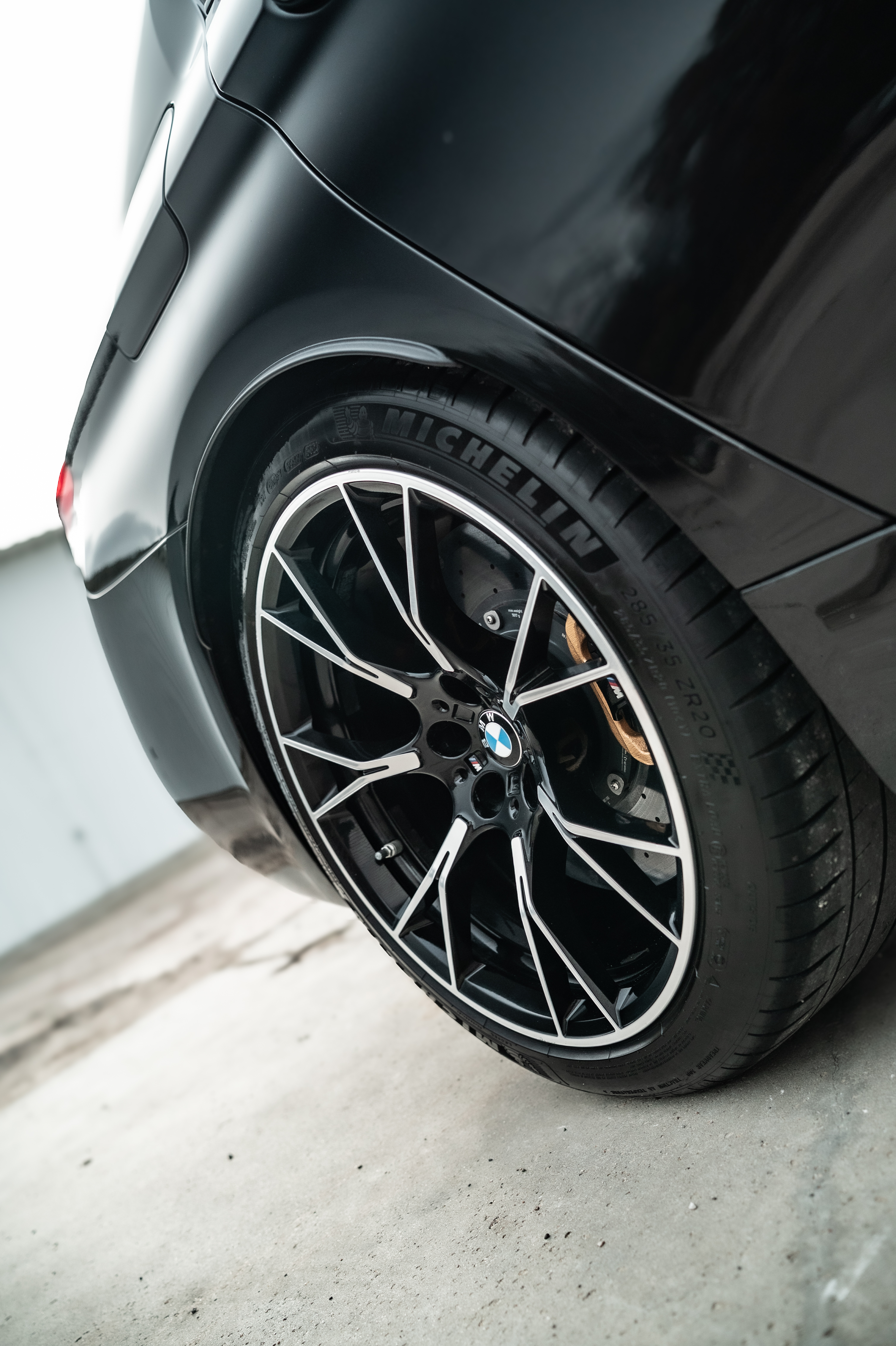 BMW M5 Competition – 625 KM, xDrive, ceramika (Lift) — kluczowe cechy