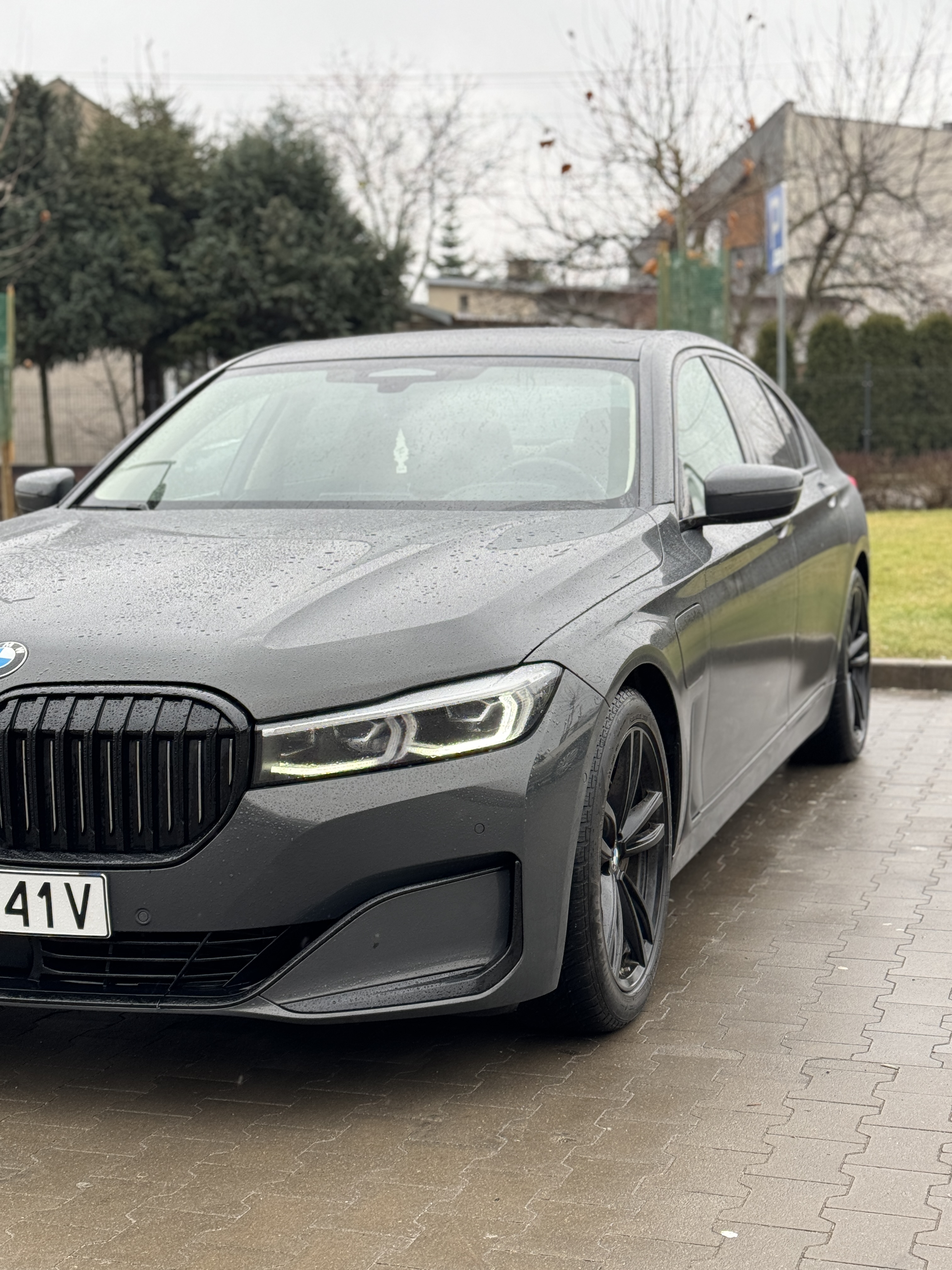 BMW 745e 2019 – Luksusowa hybryda plug-in