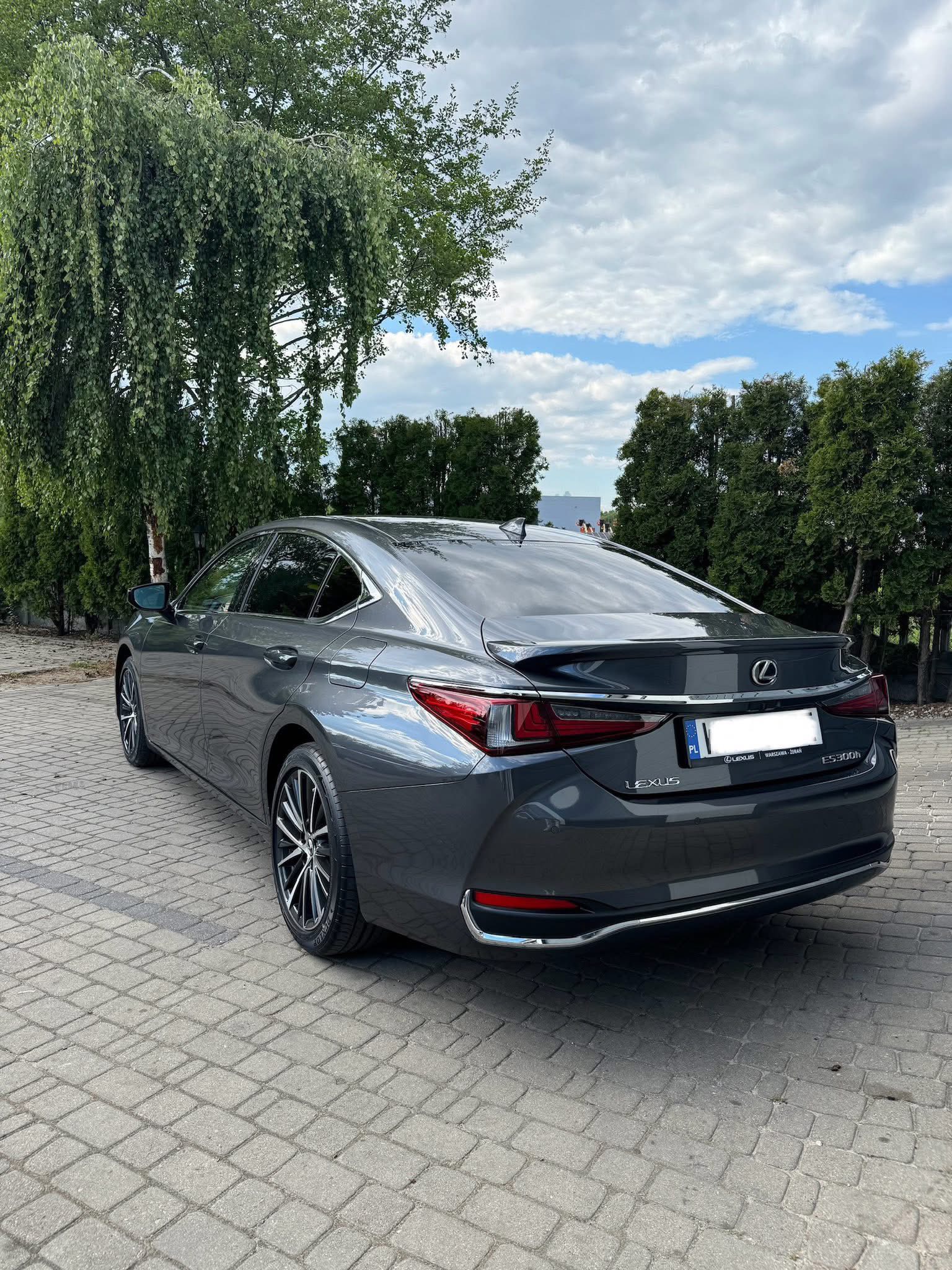Lexus ES300h 2025 – Hybrydowa elegancja w tytanowym kolorze