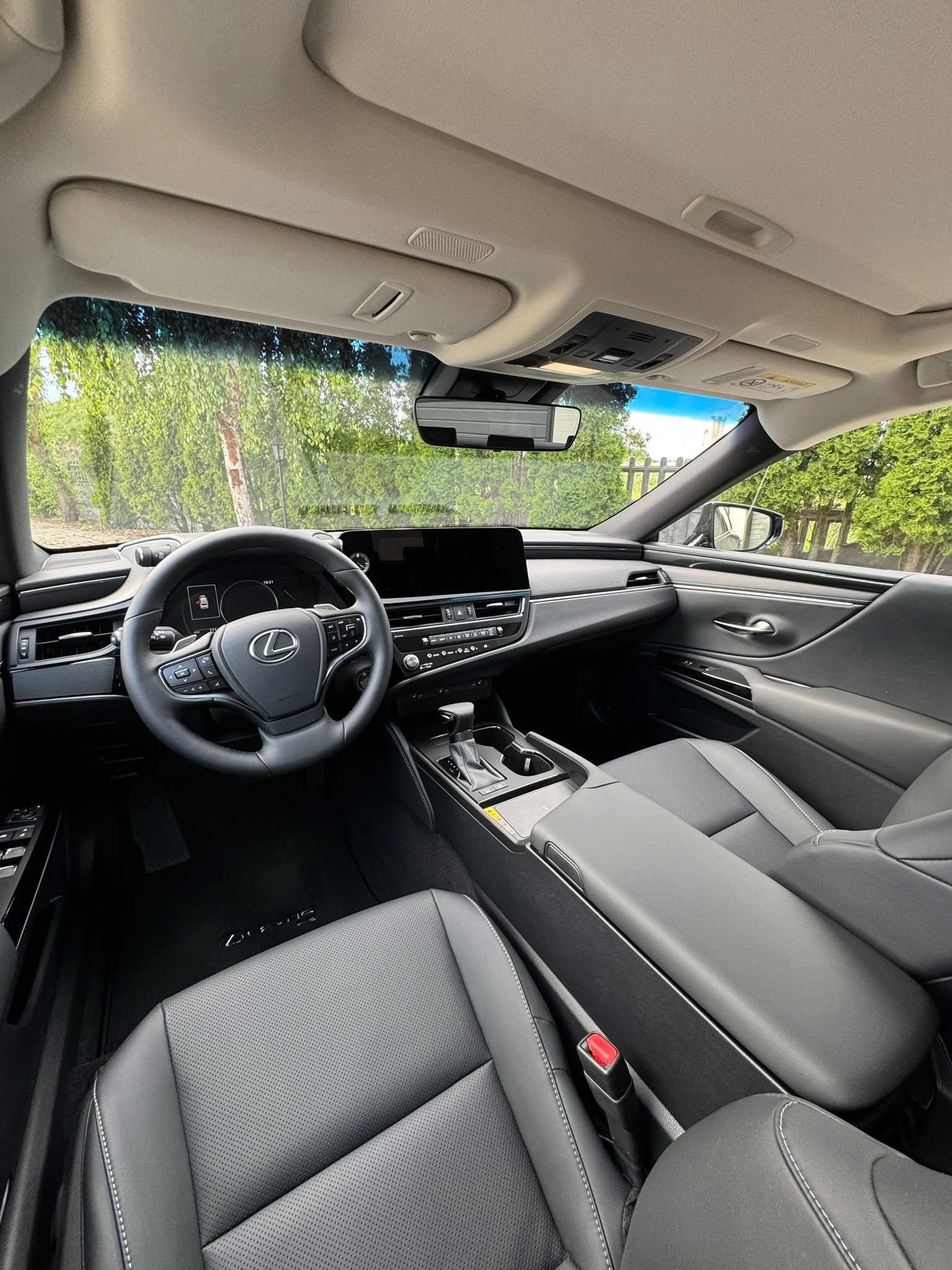 Lexus ES300h 2025 – Hybrydowa elegancja w tytanowym kolorze